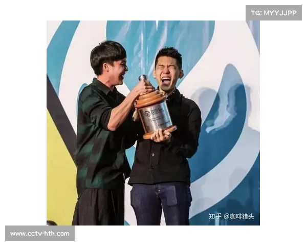 朗斯球迷客场庆祝球队登顶，期待21年后再度问鼎