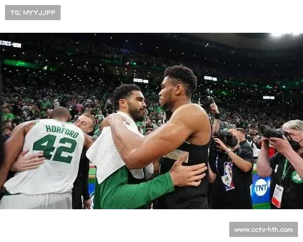 宿敌拥抱：湖人vs凯尔特人大战结束后，詹姆斯与塔图姆长时间交谈